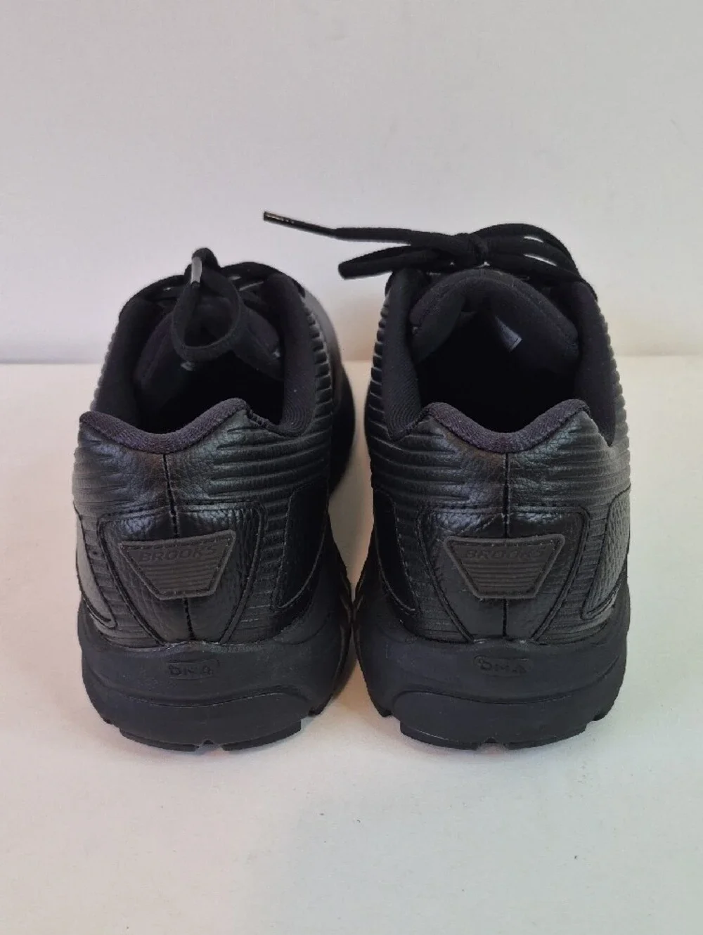 Brooks Men's All-Black Athletic Walking Shoes Size 9.5